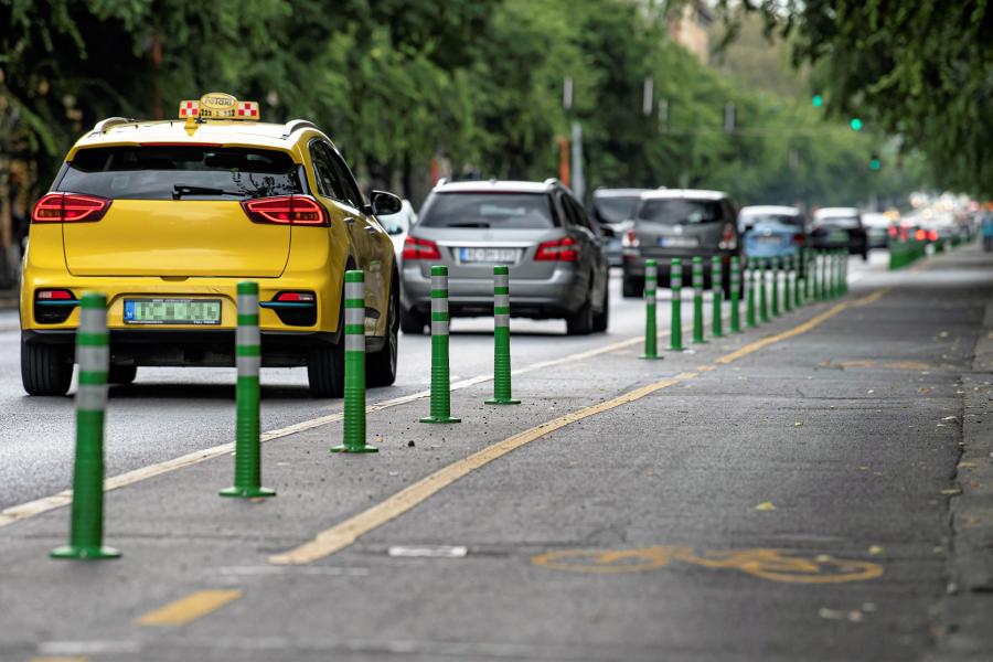 Nemhogy nem szerelik le az Üllői út zöld kerékpárosvédő oszlopait, de még más utakon is kiraknak belőlük