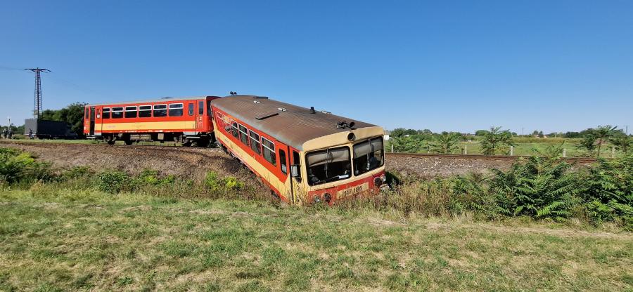 Kisteherautóval ütközött és kisiklott egy vonat Mezőhegyesnél