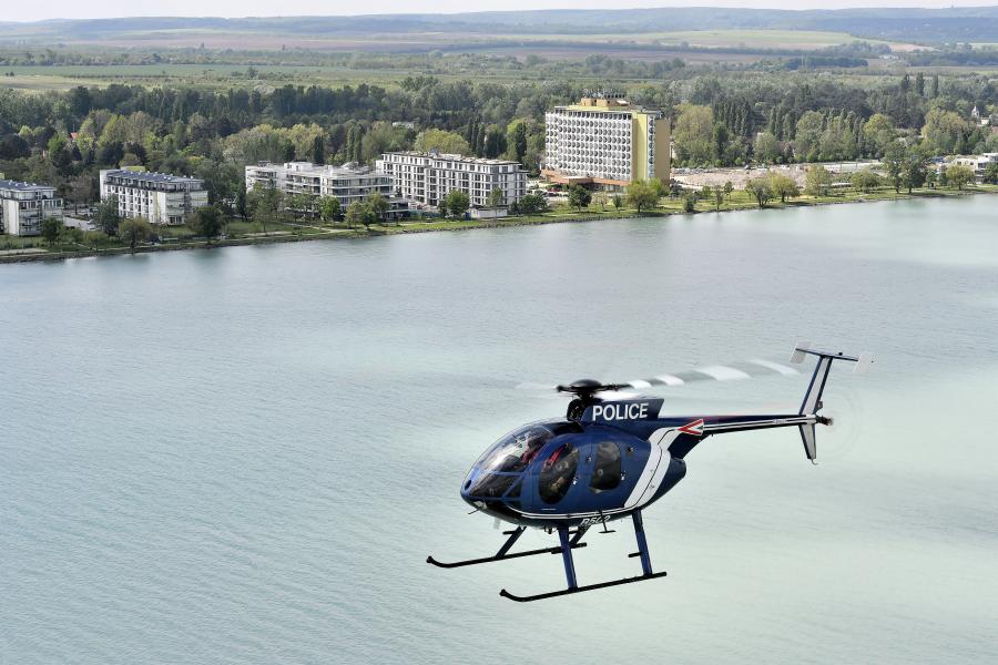 A Balatonba zuhant egy rendőrségi helikopter, az utasait kimentették a vízből