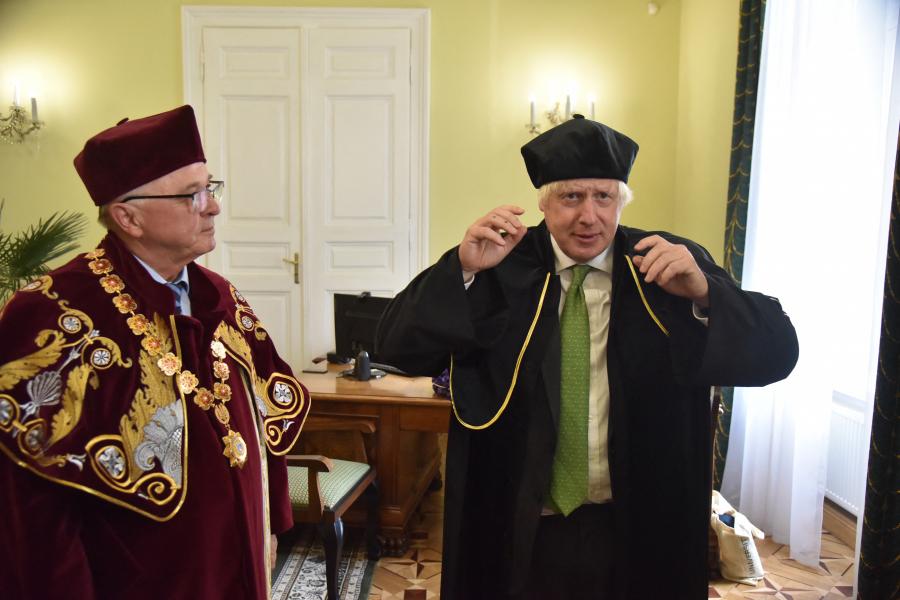 Díszdoktorrá fogadta Boris Johnsont a több mint három évszázados lvivi egyetem