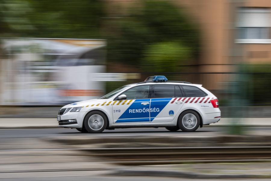Golfkocsival is üldöztek a rendőrök egy igazoltatás elől menekülő autóst a Városligetnél 