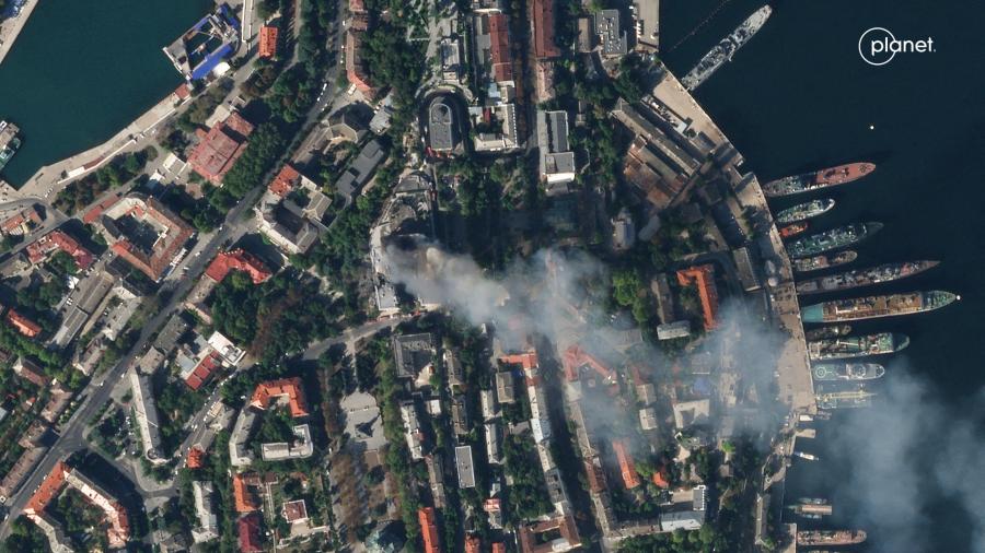 Két ember meghalt, amikor légitámadás érte Herszont, a pénteki szevasztopoli bombázásban orosz haditengerészeti parancsnokok veszthették életüket