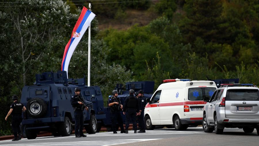 Harminc fegyveres barikádozta el magát egy kolostorban, miután lelőttek egy rendőrt Koszovóban