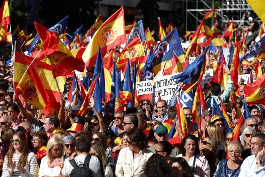 Tízezrek tiltakoztak Madridban a katalán szeparatisták amnesztiája ellen