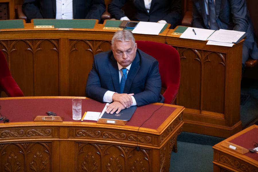 Orbán Viktor legalább annyira szuverén, mint Rákosi Mátyás – reagált az ellenzék Orbán Viktor napirend előtti felszólalására 