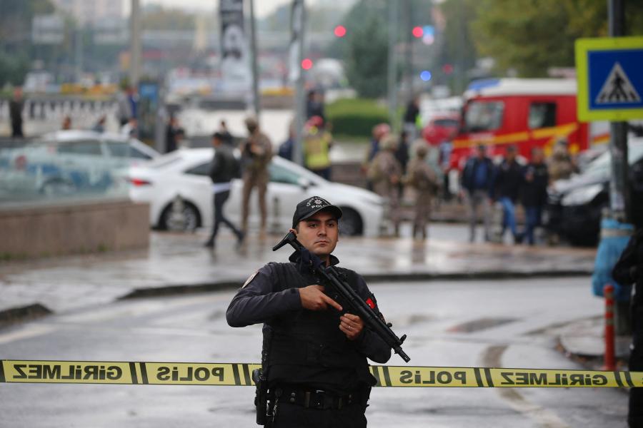 Öngyilkos merénylők támadtak a török belügyminisztérium épületére, az egyikük fel is robbantotta magát