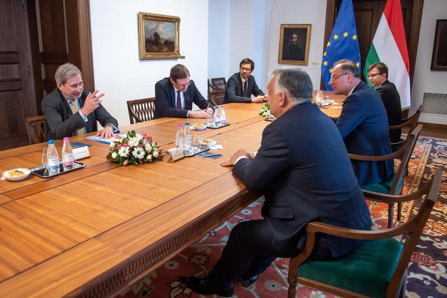 Cáfol a bizottsági alelnök, nincs megállapodás az Orbán-kormánnyal az uniós pénzekről 