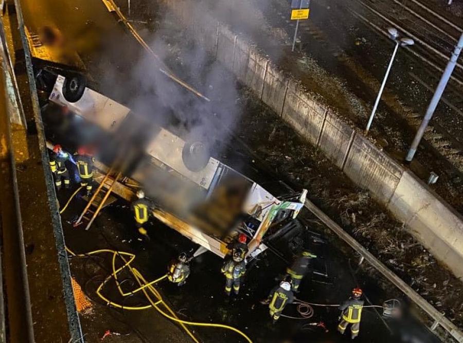 Tragédia Velencében: lezuhant egy busz a felüljáróról, legkevesebb 21 ember meghalt