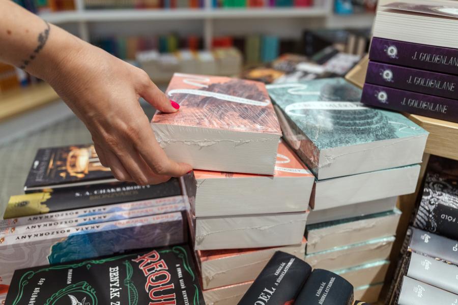 Nyár vége óta egymást érik a fóliarazziák a Líra könyvesbolthálózat üzleteiben
