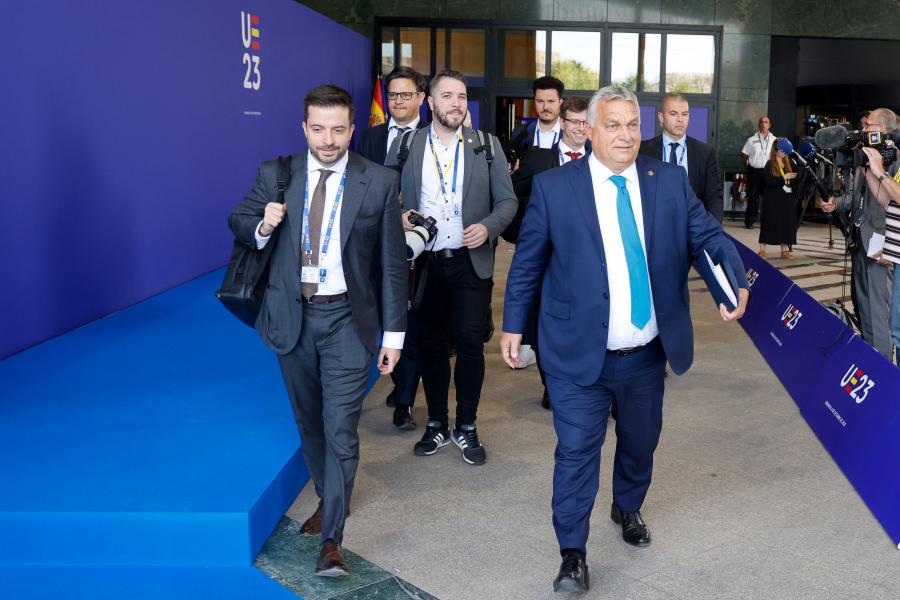 Az Orbán- és a Morawiecki-kormány megvétózta az uniós csúcs migrációs nyilatkozatát, a francia elnök szólt, hogy van kerülőút