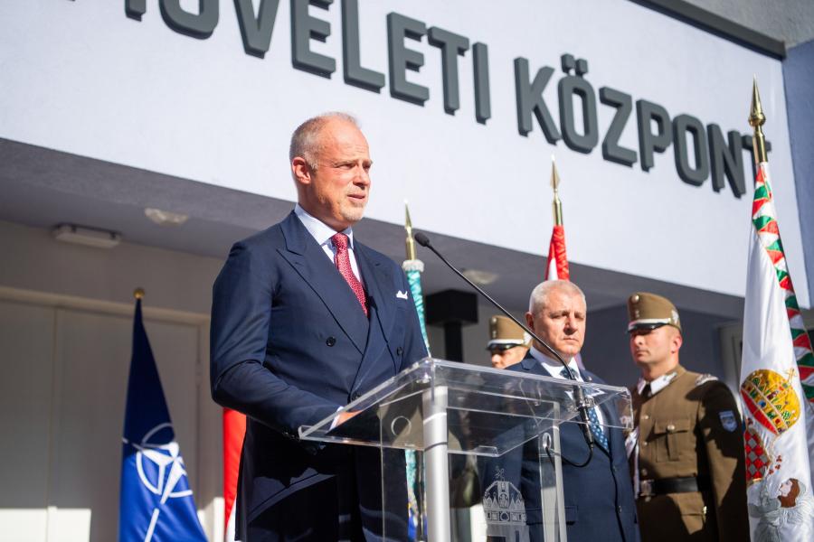 Szalay-Bobrovniczky Kristóf javaslatára Orbán kirúgta a katonai titkosszolgálat vezetőjét  