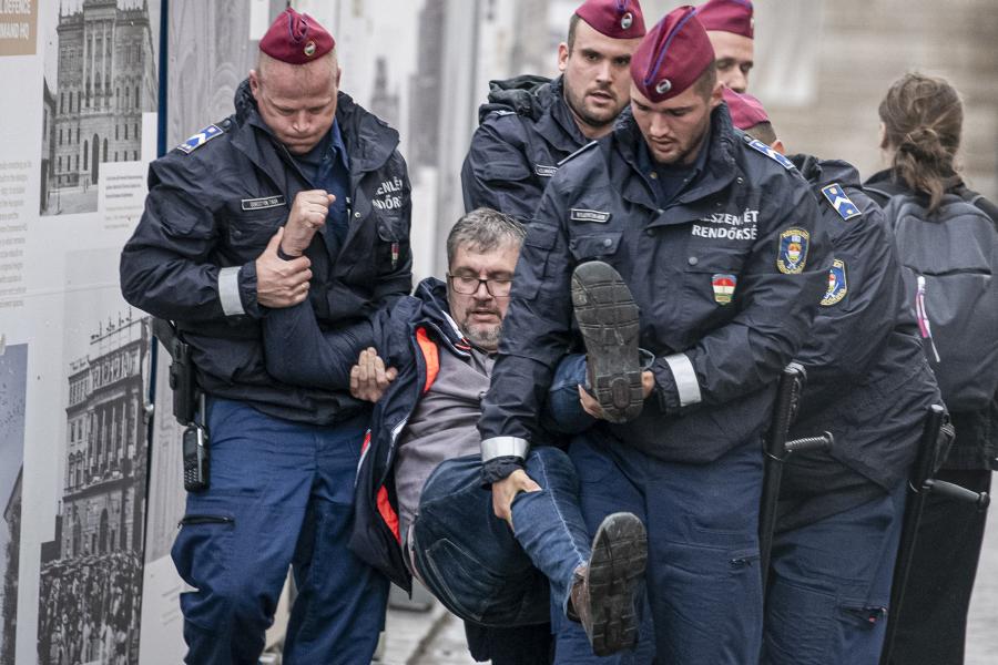 Kordonbontás-szervezőnek nézte a rendőrség Hadházy Ákost, ezért 300 ezer forintra büntették