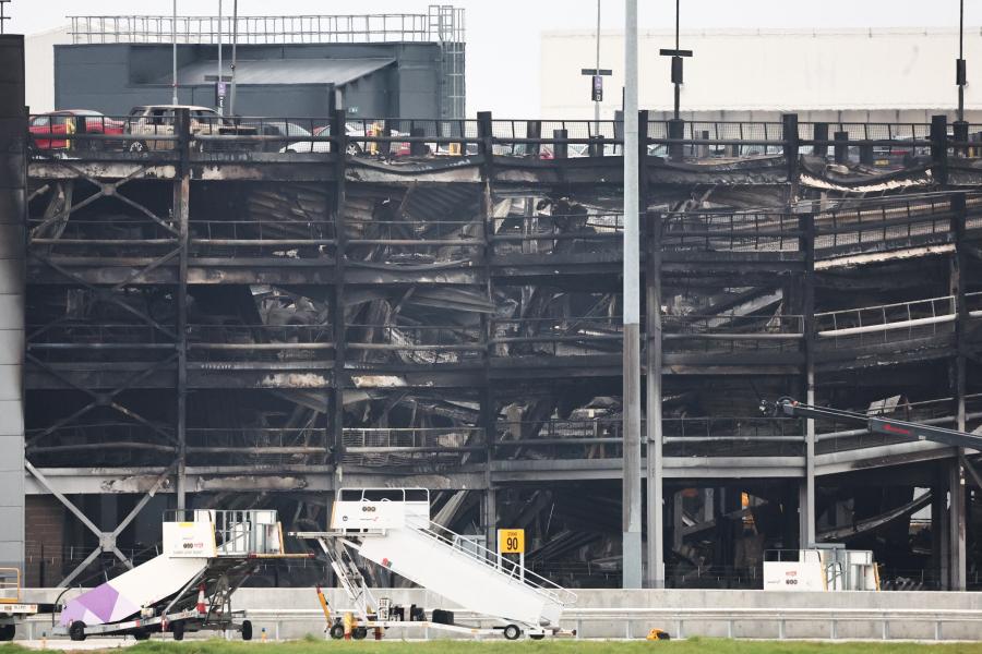 Újraindult a légiforgalom a tűzvész miatt lezárt londoni Luton repülőtéren