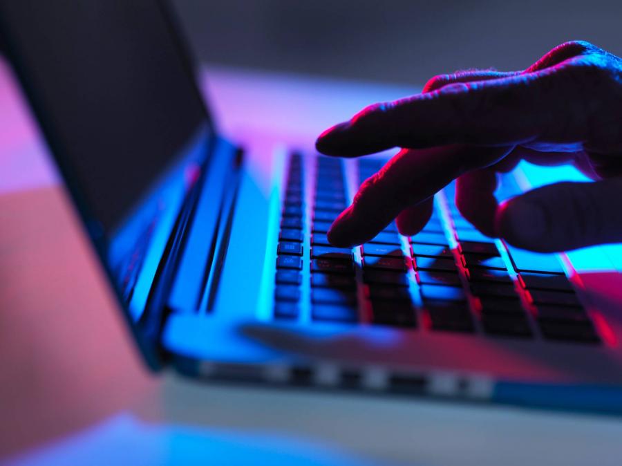 22 gyanúsítottja van az elmúlt időszak nagy online csalássorozatának, melyben kétszázmilliós kárt okoztak az elkövetők