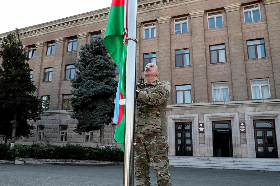 Az azeri elnök felvonta országa zászlaját Hegyi-Karabahban