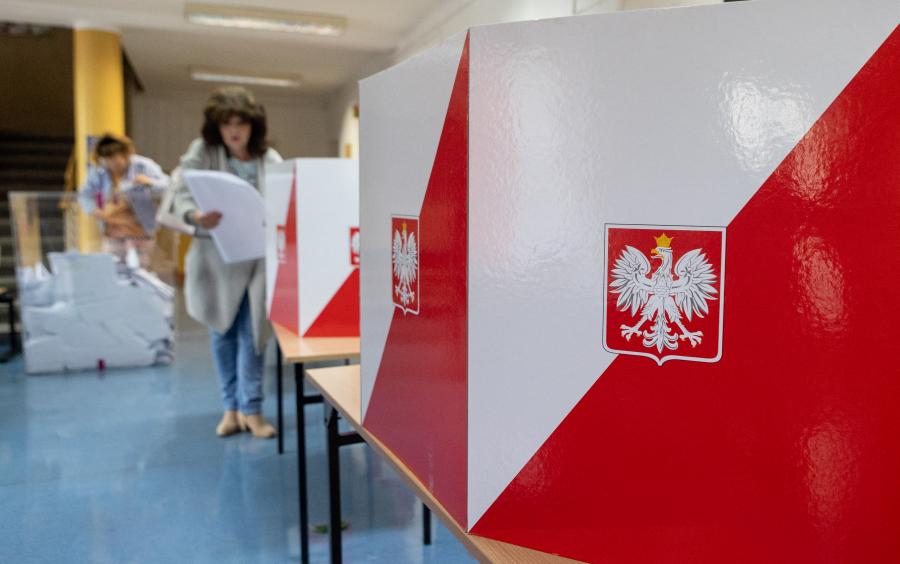 Exit poll: Lengyelországban nyert a Kaczynski-féle Jog és Igazságosság, de nem biztos, hogy kormányon maradhat