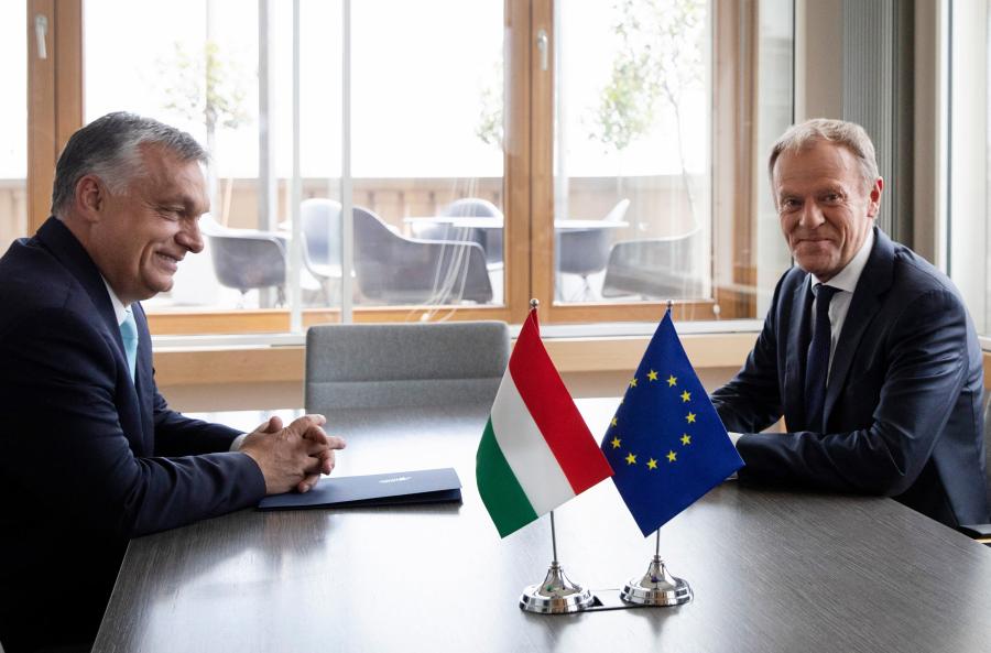 Orbán Viktor és Donald Tusk, avagy így lett két politikus barátból ellenség