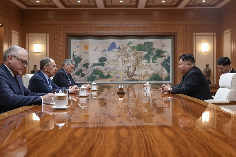 Szergej Lavrov Moszkva teljes támogatásáról biztosította Észak-Koreát, több mint egy órán át egyeztetett Kim Dzsong Unnal