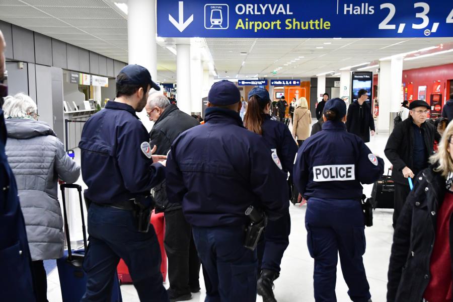 Újabb bombafenyegetés bénított meg nyolc francia repülőteret 