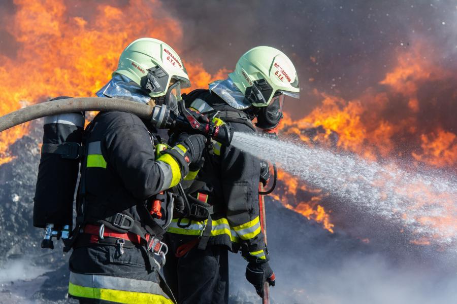 Tűz pusztít Szemenyén a műanyagfeldolgozó üzemben, egy-másfél futballpálya területen ég a hulladék