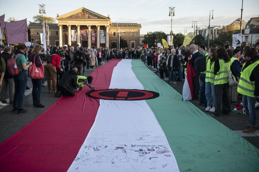 Újra több ezren tüntetnek a magyarországi oktatásért, elindult a menet a Hősök teréről