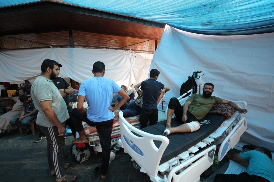 Izrael egyre több segélyt akar beengedni a Gázai övezetbe, hatóságai evakuálásra szólítottak fel egy 12 ezer menekültet befogadó kórházat