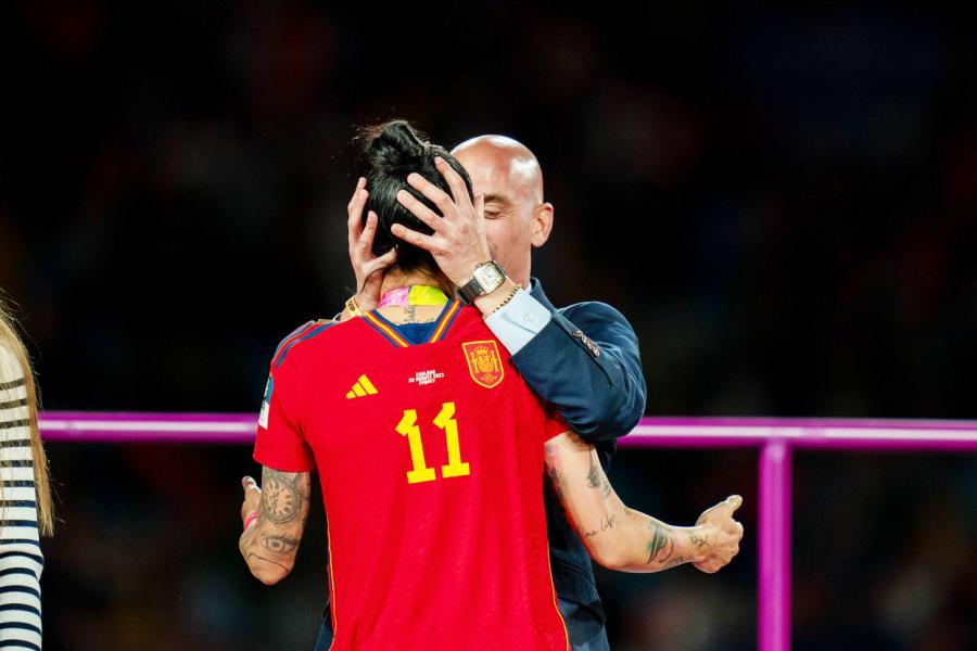 Három évre eltiltotta a FIFA a spanyol szövetség volt elnökét a kéretlen csók miatt 