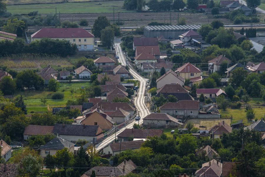 Jön a törvénymódosítás, az Orbán-kormány gyakorlatilag szabad kezet adna az eladósodott falvak és városok ki nem fizetett hitelezőinek