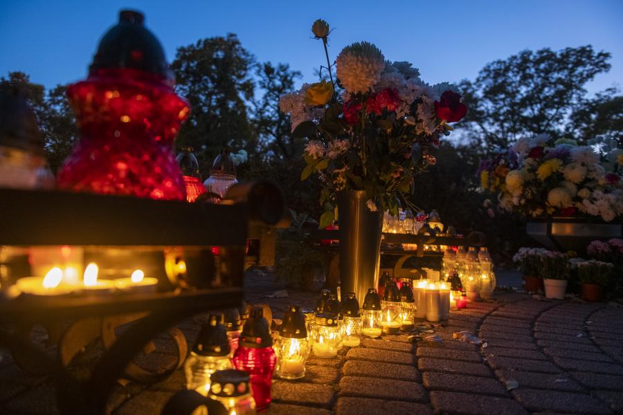 A budapesti rendőrök temetői jelenléttel és jótanácsokkal készülnek a halottak napjára