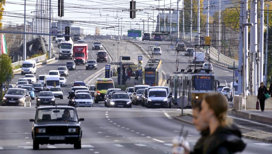 Négy autó ütközött össze az M3-ason, Budapest felé öt kilométeres a kocsisor