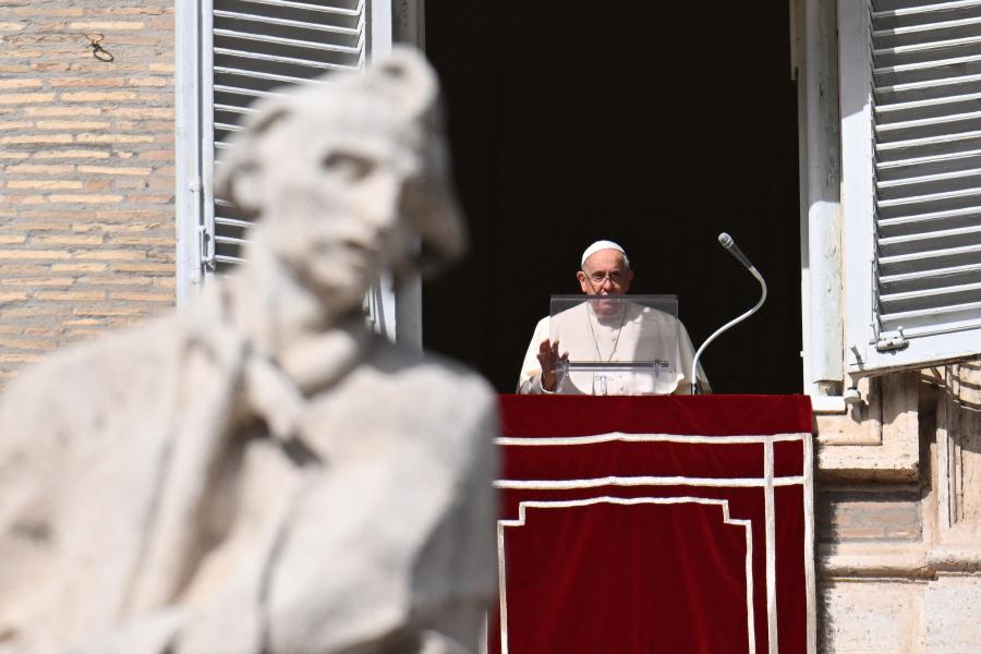 Ferenc pápa egy találkozón nem beszélt,  mert nem volt jól, de a szentszéki szóvivő szerint nincs rosszul, csak náthás