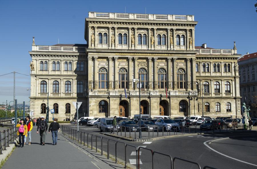 Megszavazta a fideszes többségű V. kerület, részletekben fizethetnek Mészáros Lőrinc gyerekei