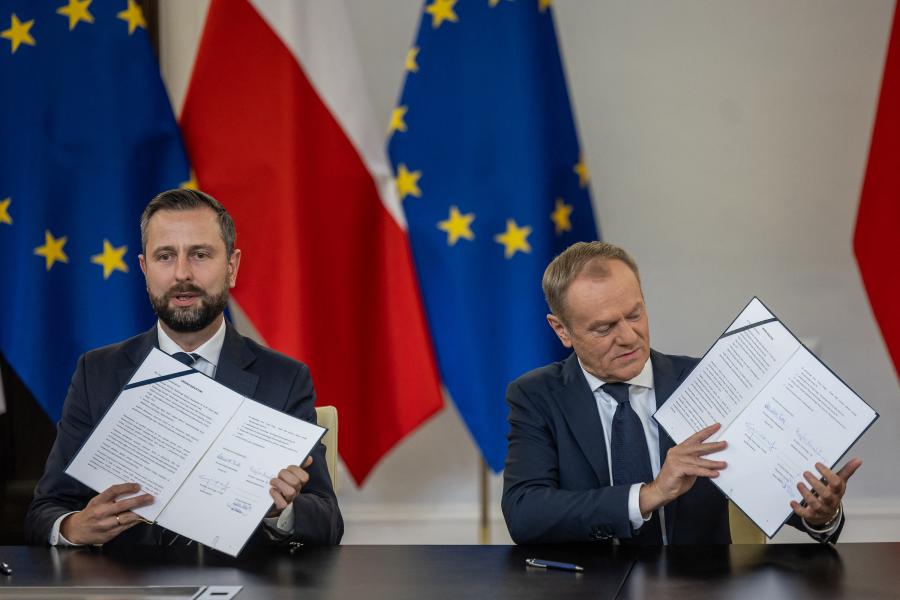 Koalíciós szerződést írtak alá a lengyel parlamentben többséget szerző eddigi ellenzéki pártok