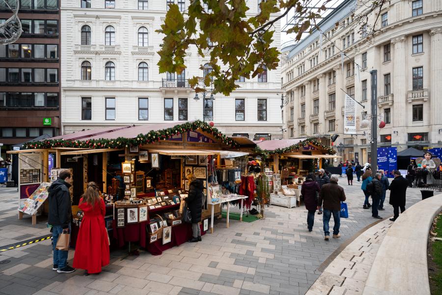 Idén már „csak” 80 százalékos kedvezménnyel rendezhet a Fidesz-közeli cég karácsonyi vásárt a Vörösmarty téren