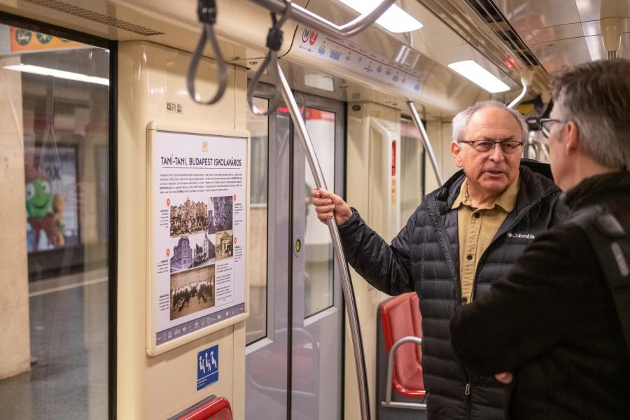 Egy hónapon át érdemes lesz figyelmesebben utazni a budapesti metrókon, mert tárlat nyílt a föld alatt