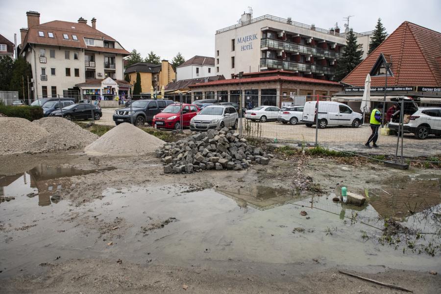 Évek óta építési terület Hévíz központja, a helyiek szerint jól fekszik a Fidesznél a kivitelező cég, amely 2021 óta képtelen volt kialakítani egy teret