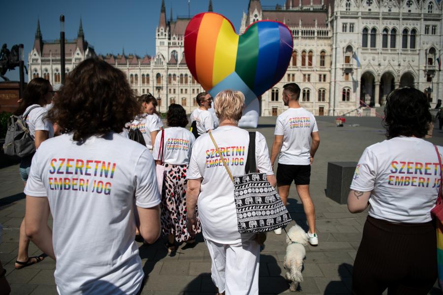 „Amit a magyar kormány több mint öt éve művel az LMBTQ- és ezen belül a transznemű közösséggel, az egy láthatatlan tömeg­gyilkossággal ér fel”