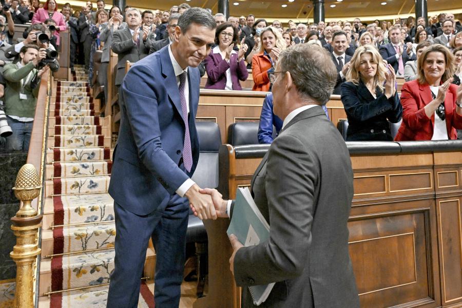 Történelmi kísérletet hajthat végre Spanyolországban Pedro Sánchez,  ellenzéke Orbán Viktorral riogat