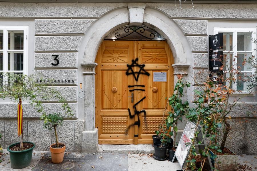 Horogkeresztet festettek a ljubljanai zsidó kulturális központ bejáratára