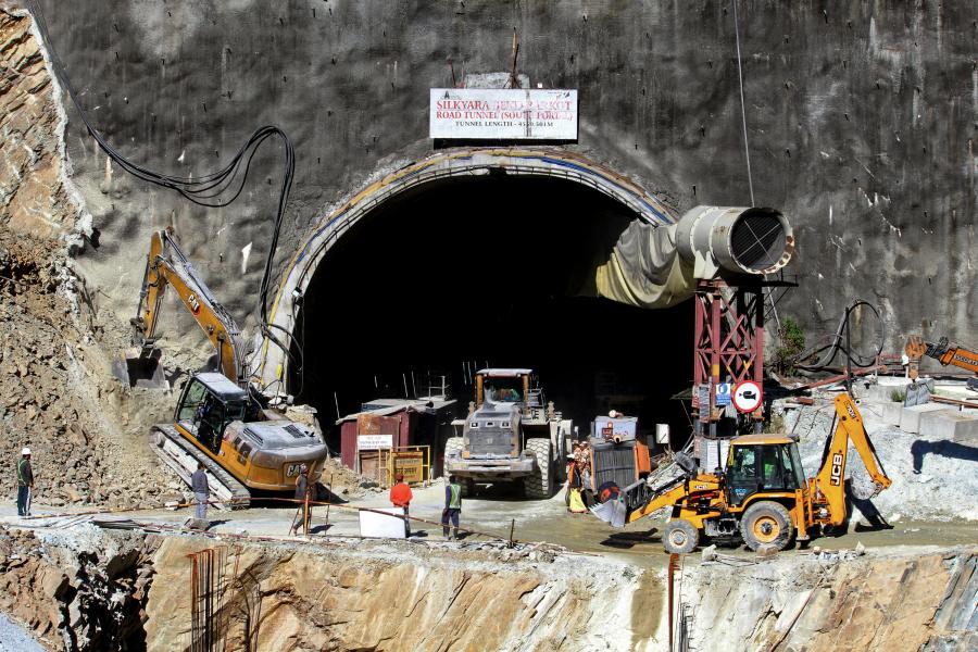Egy hete nem tudják kimenteni az Indiában beomlott alagútban rekedt 41 embert, új tervet vizsgálnak