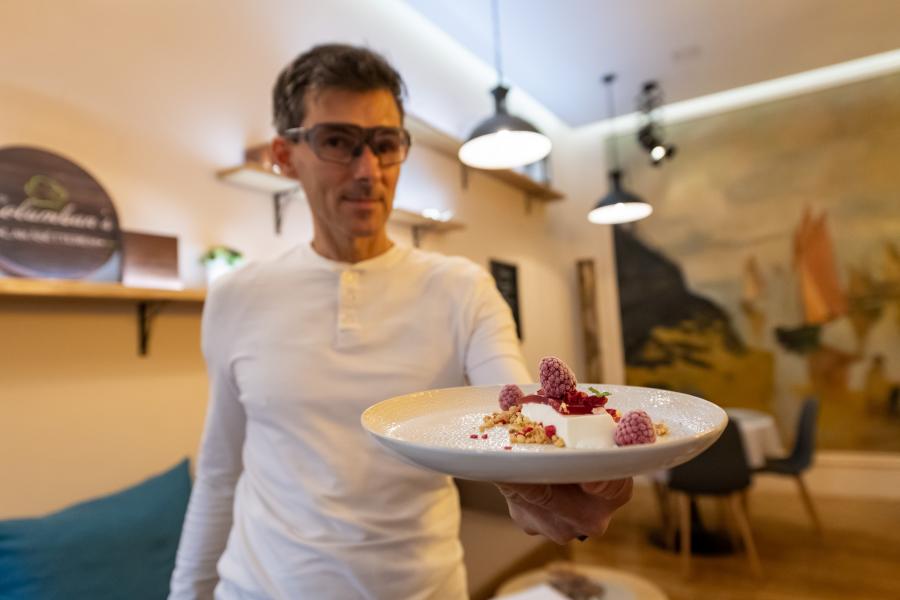 Egy erdélyi magyar séf főzött a világ egyik legjobb országúti kerékpárcsapat versenyzőinek az idén