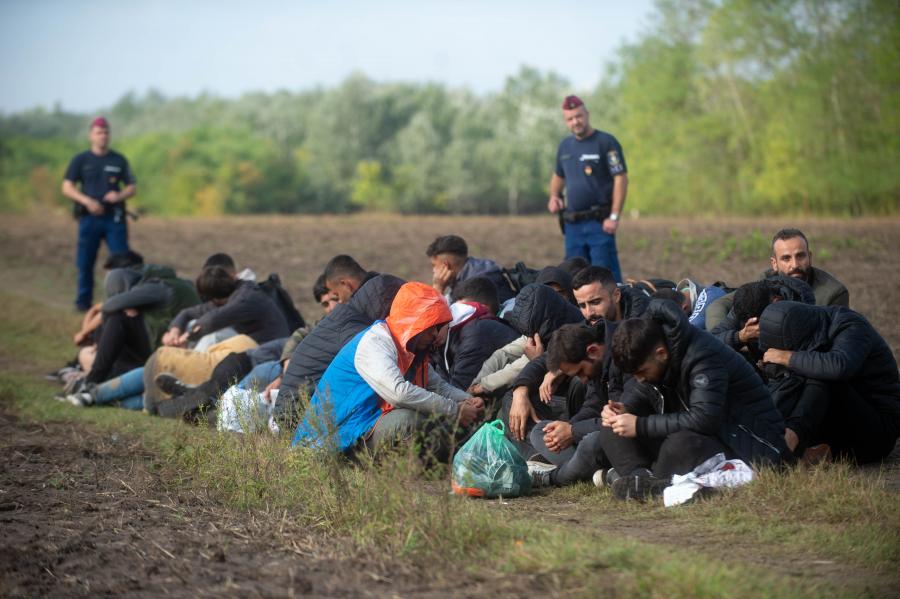 Egyre több sebből vérzik a magyar titkosszolgálati migránsjelentés, az Orbán-kormány hallgat