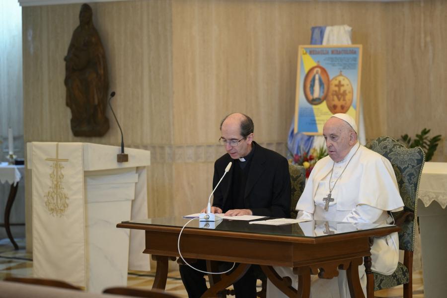 Ferenc pápa tüdőgyulladása miatt egyik munkatársa olvasta fel a vasárnapi beszédét 