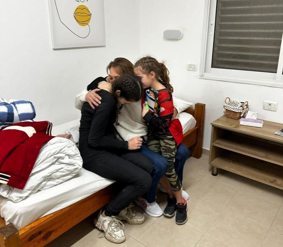 Megjelent az első fotó a Hamász fogságából szabadult magyar lányok és édesanyjuk találkozásáról