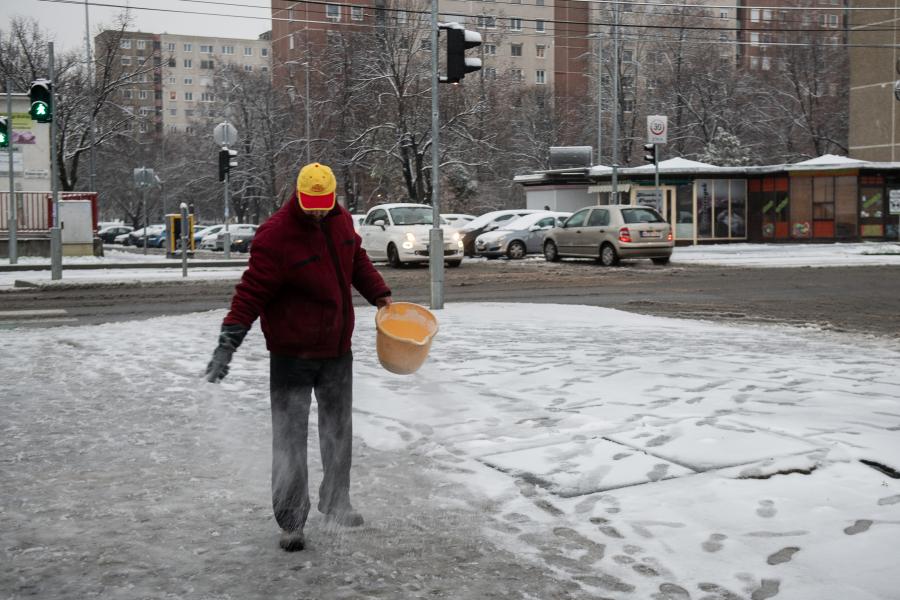 Fél milliméter havazás után sokan elkezdték sózni a járdákat Budapesten, a főtájépítész szólt, hogy ne tegyék 