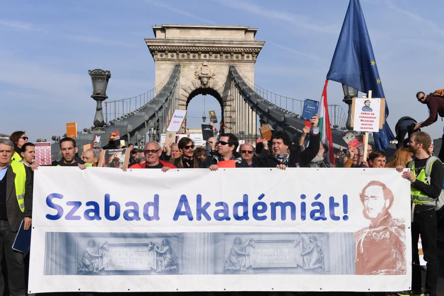 Sztrájkot fontolgatnak az akadémiai dolgozók, a tiltakozás hatására egy pontban az Orbán-kormány már meghátrált