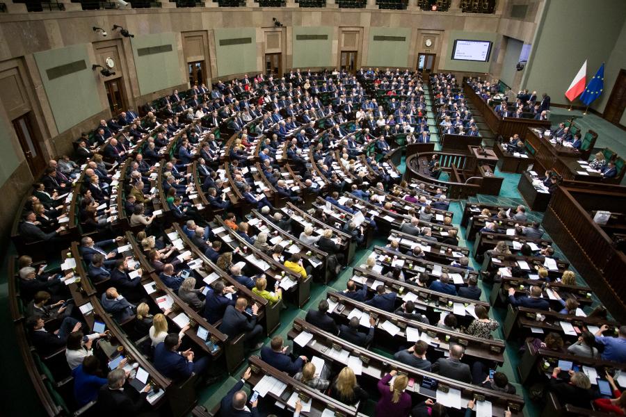 Az új lengyel szejm menesztette Kaczyńskiék orosz befolyást vizsgáló bizottságának tagjait
