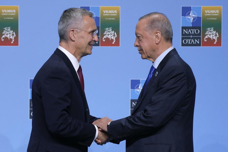 Jens Stoltenberg felszólította a török elnököt, hogy ne akadályozza tovább a svéd NATO-csatlakozás jóváhagyását