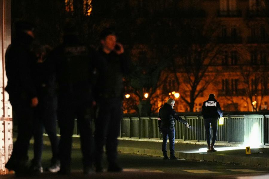 Egy ember meghalt, kettő megsebesült, amikor egy férfi késsel és kalapáccsal támadt járókelőkre Párizsban