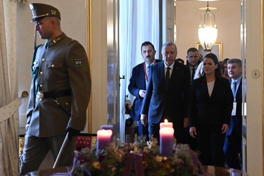 A svéd NATO-csatlakozásról is tárgyalt a török elnök és Novák Katalin, aki még mindig azt reméli, nem Magyarország ratifikál utoljára